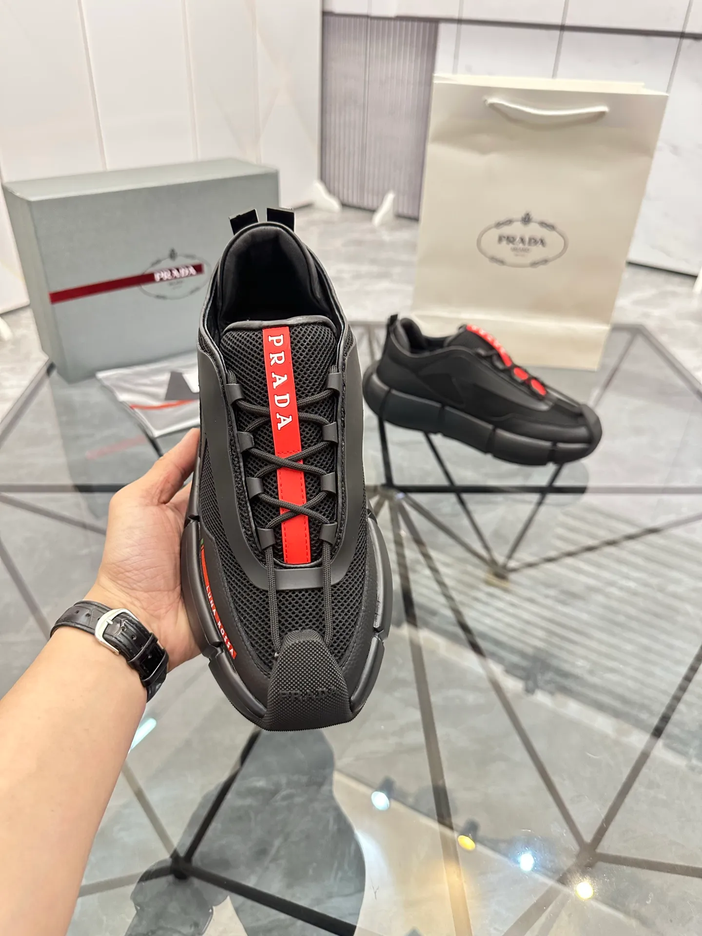 Men's shoes: 💰P500¥ High-end, complete package Product trademark: Prada *"Prada*" low-top casual shoes Regular size: 38-44 (can be customized to 45.46) Couple style Product materials: Upper imported cowhide stitched with original fabric, sheepskin lining, original outsole. Number: 846